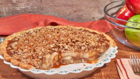 Easy Caramel Apple Crisp Pie