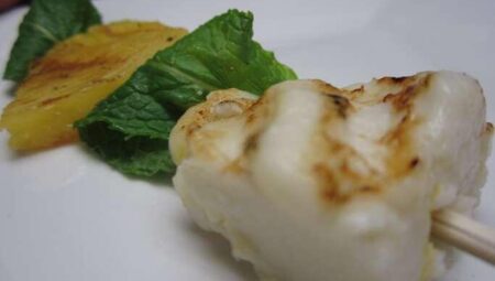 Espetinho de Queijo Coalho Com Abacaxi (Brazilian Grilled Cheese with Pineapple)