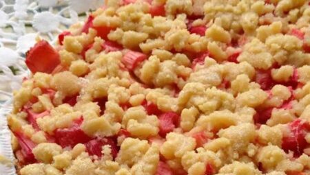 German Rhubarb Streusel Cake