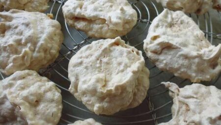 Mandelmakronen (Almond Meringues)